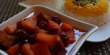 خورشت سیب یکی از انواع خورشت های ایرانی است که بسیار خوش طعم و دلچسب است و شما می توانید آن را به عنوان وعده غذای اصلی در نهار یا شام تهیه کنید.