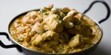 خورش مرغ ماستی یک خورشت خوشمزه است که اصالتی هندی د ارد و طعمی فوق العاده لذیذ دارد.