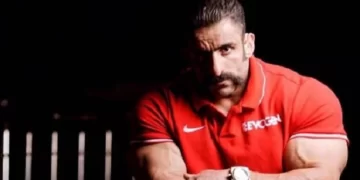 عکس/ ژست معلمی و متفاوت هادی چوپان در لندن