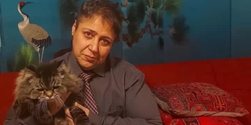 تصویری از مازیار لرستانی منتشر شد که نشان می دهد فقط محدوده خارج صورت او رش هایش رشد می کند و در روی صورتش چندان ریشی وجود ندارد. به گزارش وقت صبح به نقل از شما نیوز، به تازگی تصویری از شراره رخام و مازیار لرستانی منتشر شد که صورت مردانه اش با ریش های در نواحی اطراف صورتش مورد توجه قرار گرفت. درخواست مازیار لرستانی از اهالی سینما شهره لرستانی تیر ماه سال قبل یک فایل صوتی منتشر کرده که در آن رسما تطبیق جنسیت خود را تایید می کرد. او در ادامه این فیلم صوتی نیز از تغییر اسم اش خبر داد و گفت که از این پس نام او مازیار لرستانی خواهد بود اما این تغییر بزرگ برای او حواشی و جنجال های زیادی را به همراه داشت که همچنان ادامه دارد. خودش هم چندی قبل این موضوع را تایید کرد و از اهالی سینما خواست تا به معیشت پیشکسوتان توجه کنند. اشاره او به عدم دعوت پیشکسوتان از جمله خودش به آثار سینمایی و تلویزیون بود. لرستانی اکنون هم یک استوری منتشر کرده و به قهرمانی تینا آخوندتبار در مسابقات جهانی بوکس در بنگلادش واکنش نشان داده است و او را مایه افتخار دانست.