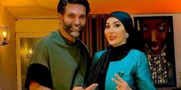 ویدیو/ حرکت خطرناک همسر نیکبخت؛ فرمان را رها کرد تا گربه را نوازش کند!