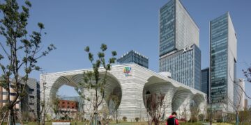 1691624146 این پارکینگ مکانیزه یک تفرجگاه کامل است