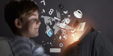 تاثیر فضای مجازی بر زیست اجتماعی افراد / والدین، نبایدهای این فضا را تذکر دهند