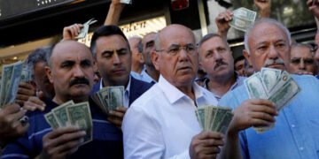 افزایش ناگهانی قیمت دلار در چند ساعت / قیمت دلار، یورو و لیر ترکیه امروز 14 دی 1402