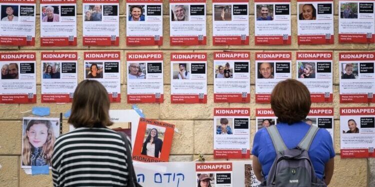 الشرق‌الاوسط: هیأت اسرائیلی در قاهره برای گفتگو درباره تبادل احتمالی گروگان‌ها / توافق روی میز شامل آزادی ۴۰ گروگان اسرائیلی در ازای چندصد زندانی فلسطینی و یک آتش‌بس چند هفته‌ای است