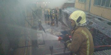 یک انبار مواد غذایی به مساحت 1000 متر مربع آتش گرفت + عکس و فیلم