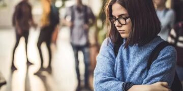 این ۷ علامت در زبان بدن، نشانه عدم اعتماد به نفس است