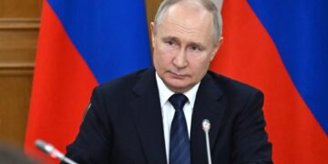 بلومبرگ: پوتین آماده خاتمه دادن به جنگ در اوکراین و کنار گذاشتن مطالبات کلیدی خود نسبت به این کشور است / او به صورت غیرمستقیم سیگنال‌هایی را برای مقامات آمریکایی فرستاده / کرملین: پوتین به واشنگتن برای پایان دادن به جنگ اوکراین «چراغ سبز» نشان نداده