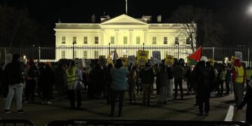 آمریکایی ها در محکومیت حمله به یمن مقابل کاخ سفید تظاهرات کردند