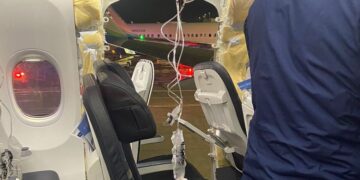 حادثه برای هواپیمای خطوط هوایی آلاسکا؛ گوشی آیفون از ارتفاع ۱۶ هزار پایی سقوط کرد و سالم ماند