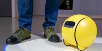 ر نمایشگاه CES 2024، سامسونگ از نسخه جدیدی از ربات توپی Ballie پرده برداشت. این نسخه جدید با ویژگی خاصی معرفی شده است: توانایی پخش تصاویر روی ، دیوارها، و سقف هنگامی که ربات در خانه به دنبال شما حرکت می‌کند.