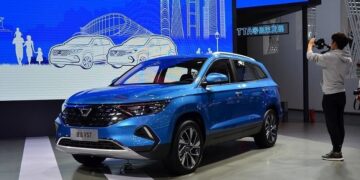 سرنوشت شوم خودروهای وارداتی؛ جهش قیمت ۱۰۰ درصدی از نمایندگی تا بازار