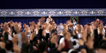 سیاست راهبردی امام آوردن مردم به صحنه بود؛ سیاست دشمن خارج کردن مردم از صحنه