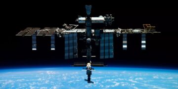 مردی با آنتن دست‌ساز خود با ایستگاه فضایی بین‌المللی ارتباط رادیویی برقرار کرد