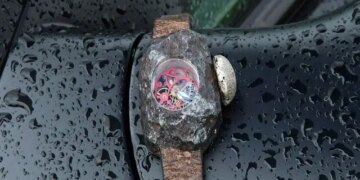 1711334685 این ساعت یک میلیون دلاری از شهاب سنگ ساخته شده