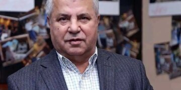 1711800646 عکس نوروزی علی پروین در کنار 3 دختر جوان خوشگلش