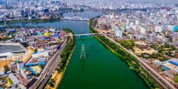 این کشور از یک ویرانه اقتصادی به قطب نساجی جهان