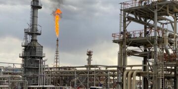 قرارداد گام دوم توسعه میدان نفتی آذر امضا شد