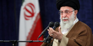 پیام ایستادگی ملت ایران در مقابل مستکبران، برای مردم دنیا