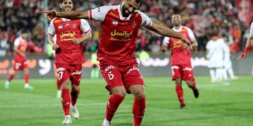 کنعانی با گل و رقص به ترکیب برگشت