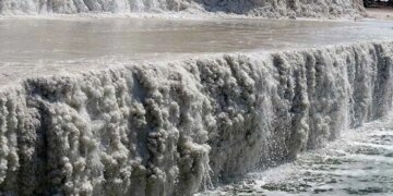 1713912812 تصاویر تنها آبشار نمکی جهان در ایران اینجا بهشتی