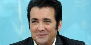 1714326974 رونمایی حسام نواب صفوی از مادر باکلاس و اروپایی اش