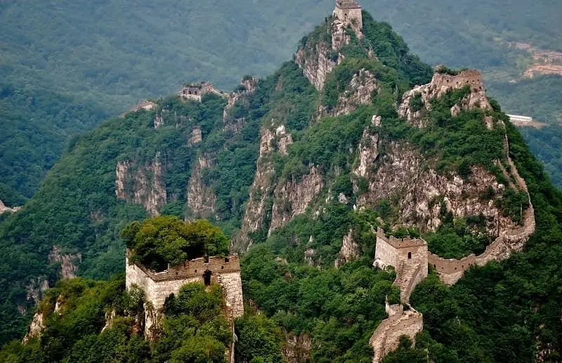 پوشش گیاهی متراکم و دیوار بزرگ چین