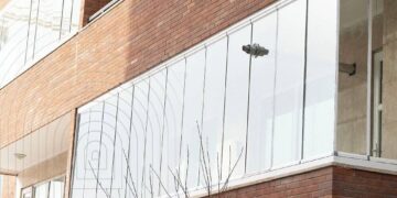 شیشه بالکن چیست؟ تاریخچه، انواع بالکن شیشه ای، قیمت و