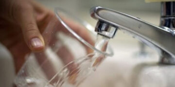 پنج فایده شگفت‌انگیز نوشیدن آب گرم