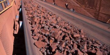 کاهش ۲۵ درصدی قیمت سنگ آهن در سه ماهه اول