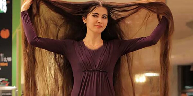 1714519707 عکس های باورنکردنی از موهای بلندترین دختر دنیا 2 متری