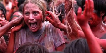 1714823037 عکس وحشتناک ترین نوع استقبال از شرکت کنندگان در تشییع