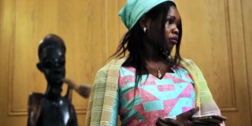 1714908702 عکس اقدام وحشتناک زنان آفریقایی برای داشتن لب های زیبا