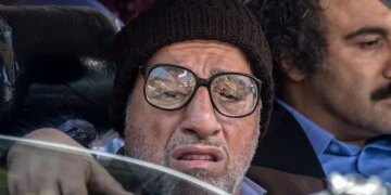 1715571443 عکس شوخی عجیب بابا پنجعلی در پایتخت با خانم ها