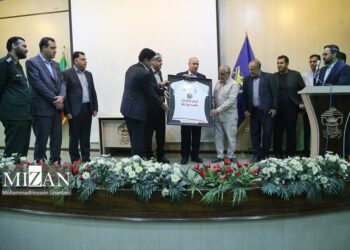 پیراهن تیم ملی فوتسال به سردار سلیمانی عکس
