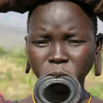 عکس اقدام وحشتناک زنان آفریقایی برای داشتن لب های زیبا