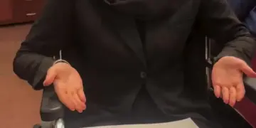 ویدئو تولد بازیگر نیکان روی ویلچر.webp