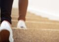پله نوردی چقدر کالری میسوزاند ؟ با بالا و پایین رفتن از پله وزن کم کنید!