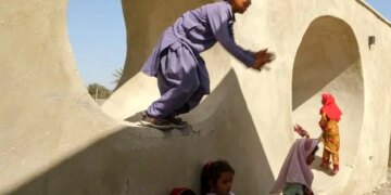 1719375569 تصاویر با دیدن معماری این مدرسه در چابهار شگفت زده