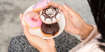 رابطه بین قند و چربی: آیا باید مصرف هر دو را کاهش دهیم؟