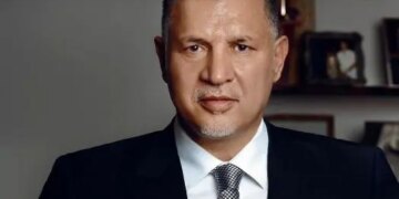 1725905307 تصاویر علی دایی برای تبلیغ شغل همسرش دست به کار