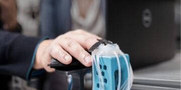 با این دستگاه می‌توانید دست دیگران را از فاصله دور بگیرید