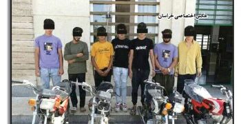 زورگیران خشن، طعمه‌هایشان را در بیابان برهنه می‌کردند