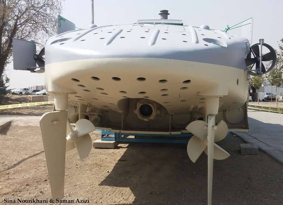 قایق عجیب و غریب سپاه که در حال حاضر زیر دریایی می شود. زولفقار دوزیستان از سطح و سطح در حمله به کشتی های دشمن