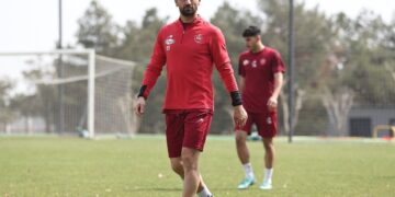 عکس پیروان کارتال شروع به انجام مهمترین بازی مقابل Sailor