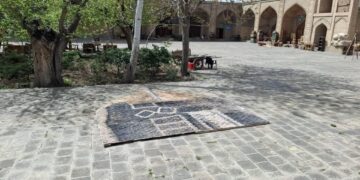 تصاویر سازندگان سریال صبح طنز تا شایعه به مسجد تاریخی