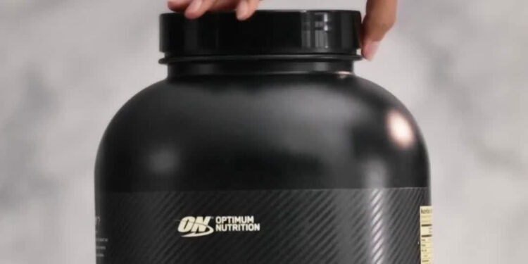 برای چربی‌سوزی یا عضله‌سازی، پودر پروتئین وی ایزوله بهتر است یا وی کنسانتره؟