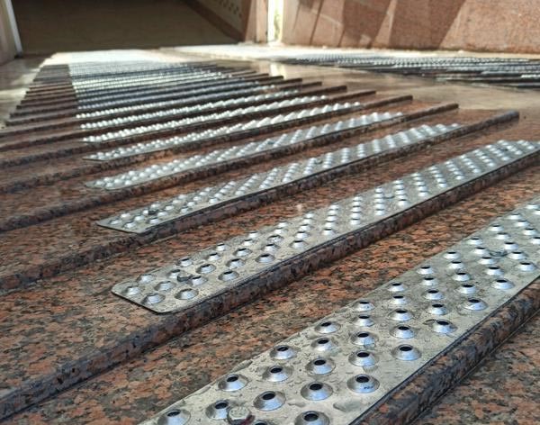 حل مشکل لیز خوردن خودرو در رمپ پارکینگ با ترمز رمپ