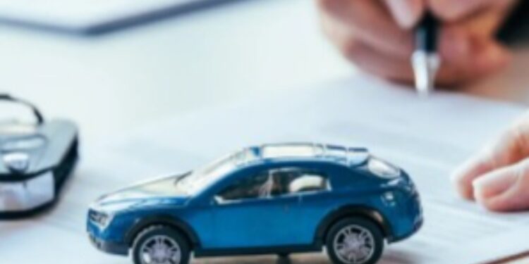 چگونه می‌توان قبل از امضای قرارداد، واقعی بودن قیمت و شرایط فروش اقساطی خودرو را ارزیابی کرد؟