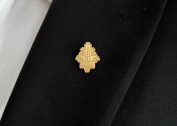 از بانک ها تا برندهای خصوصی؛ موج جدید استفاده از بج سینه در ایران 13 از بانک ها تا برندهای خصوصی؛ موج جدید استفاده از بج سینه در ایران